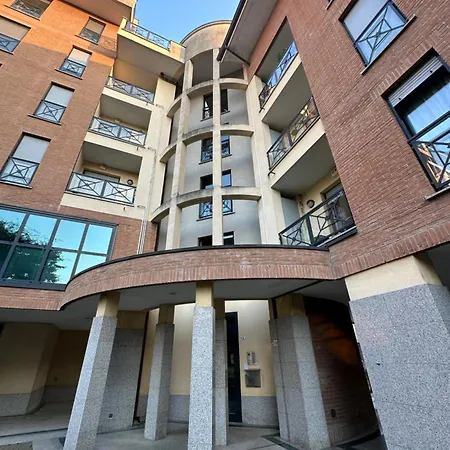 Deluxe Comfortable With Balconie Apartment